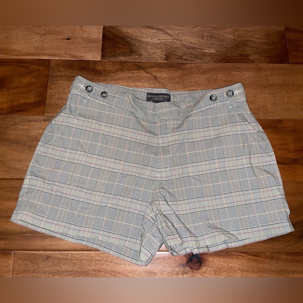 Banana Republic plaid shorts
Size 2
